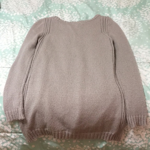 A cream/grey cozy sweater with hearts - Picture 3 of 3